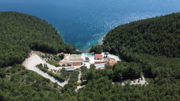 Secluded Bay with a NEW Beachfront Villa  in private paradise! Basketball, pool