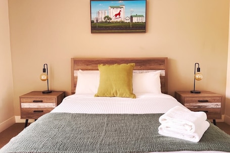 Main bedroom queen bed