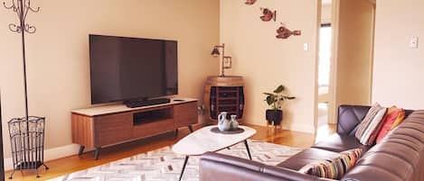 Living Room- Smart Tv-Airconditioned-leathersofa