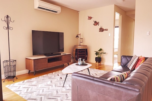 Living Room- Smart Tv-Airconditioned-leathersofa