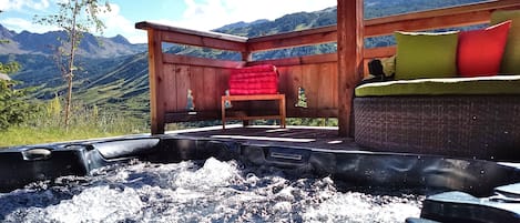 La vue du jacuzzi en été, chauffé toute l'année à 37°.  