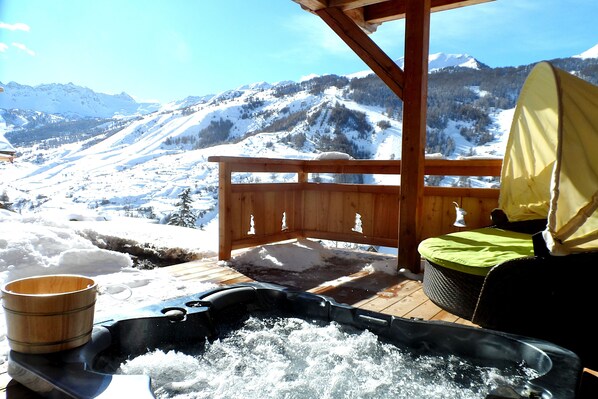Outdoor spa tub