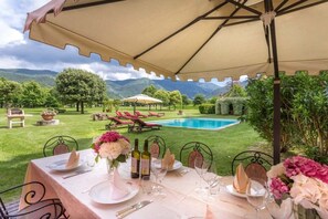 Dining al fresco by the pool