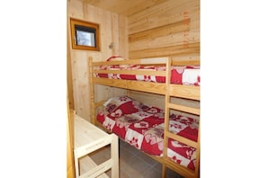 Petite chambre avec lits superposés