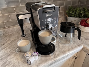 Ninja coffee bar with built in frother. K-cup option or full pot option. 