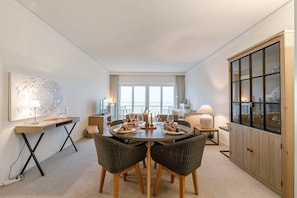 Spacious livingarea with diningtable for up to 4 people