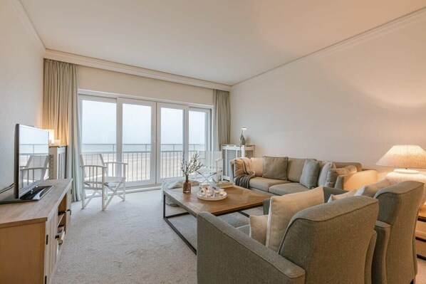 Welcoming livingroom with sea view