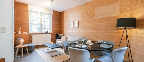 Cosy livingroom and open diningroom