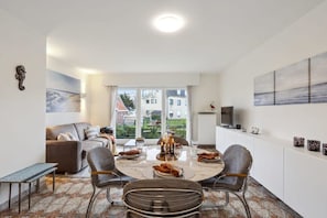 Open dining area and livingroom with garden view