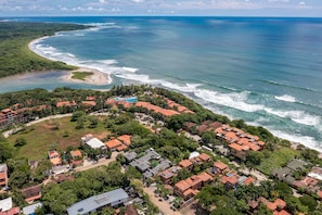 You are located just steps away from Langosta beach and 5 minutes from Tamarindo