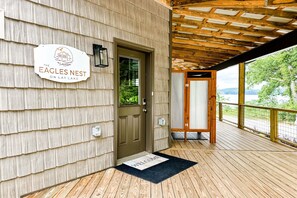 Entry to the Eagles Nest on Lay Lake in Shelby, AL and Outdoor Shower