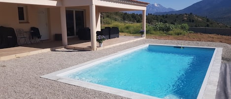 la piscine et les aménagements sont en cours de finition fin des travaux , juin