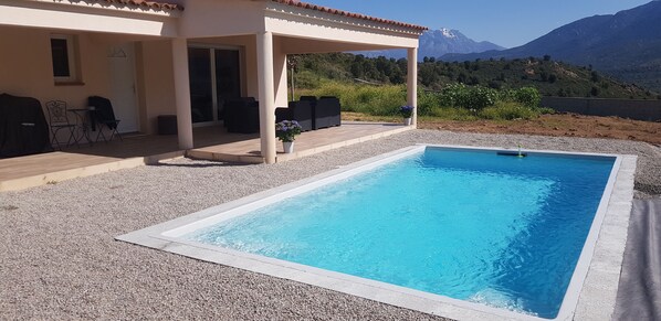 la piscine et les aménagements sont en cours de finition fin des travaux , juin