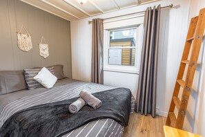 Chambre principale lit queen et air climatisé 