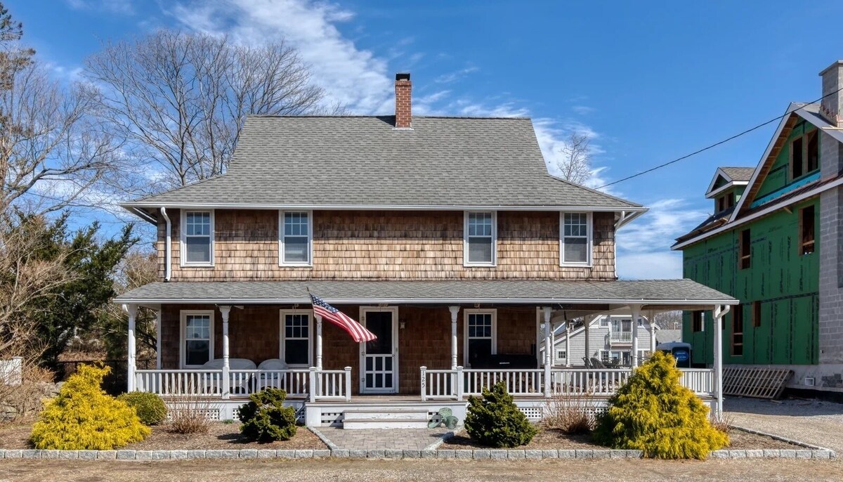 Steps from the beach! Perfect Shoreline Getaway