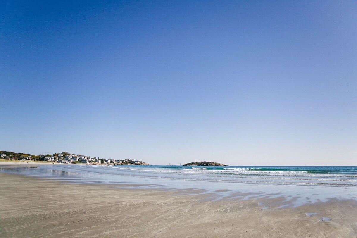NEW LISTING – Short Walk to Cape Ann’s Best Beaches – Brand New Furnishings