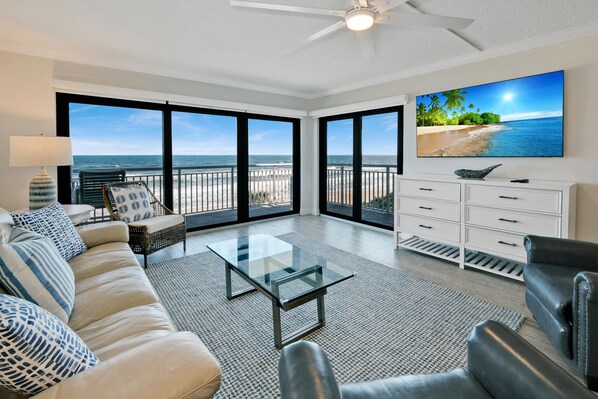 Livingroom with ocean view