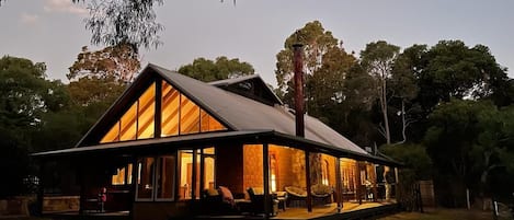 Kookaburra Retreat - peaceful rural bush setting (1692)