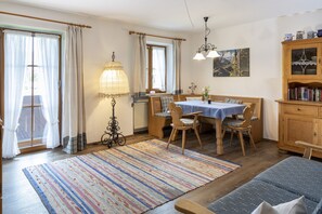 Ferienwohnung Nummer 1-Wohnzimmer mit Südbalkon