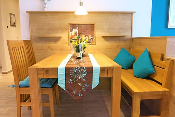 Ferienwohnung Blumenwiese 65 qm-Essbereich