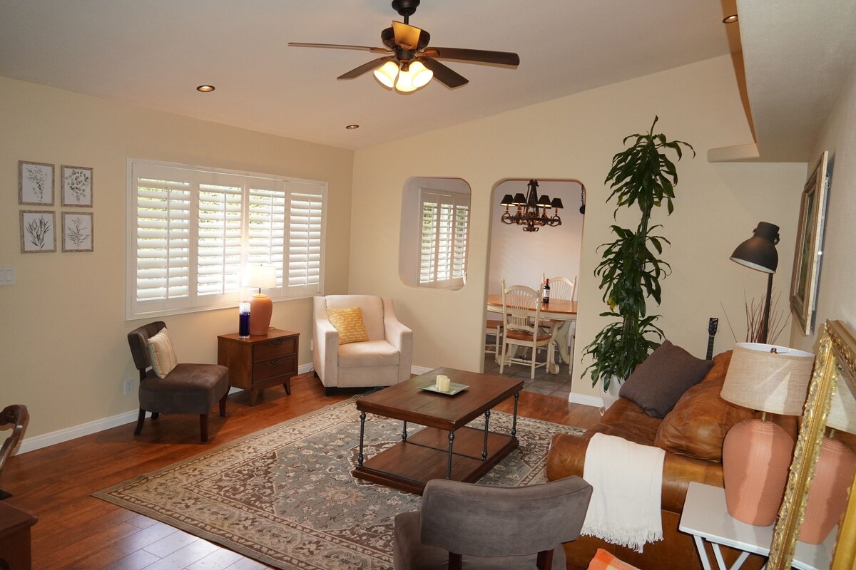 Cozy Family Hideaway, sleeps 8, yard, hikes, shops, 30 mins to beach