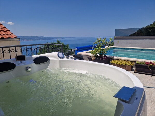 Outdoor spa tub