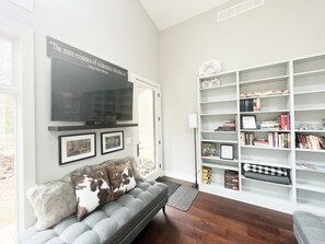 TV and reading area. - WIFI, Smart TV, satellite TV, board games, wood-burning fireplace.
