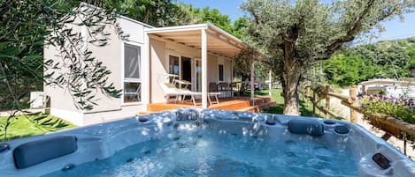 Outdoor spa tub