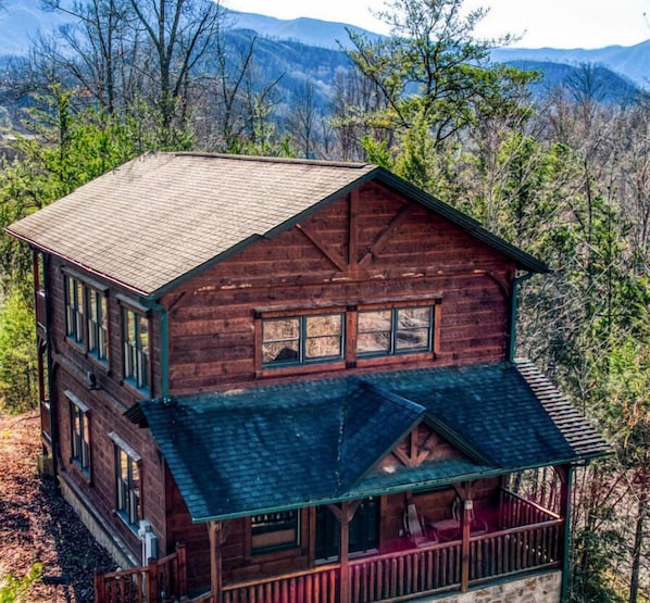 Tucked away in the heart of nature with breathtaking mountain views—your perfect cabin getaway starts here.
