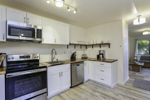 Light and Open Kitchen - Fully equipped kitchen