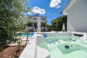 Outdoor spa tub