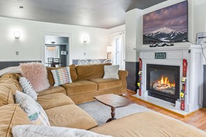 Wrap around couch, Smart TV, breakfast nook and another fireplace.