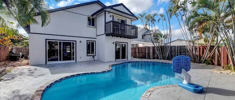 Huge pool with basketball hoop