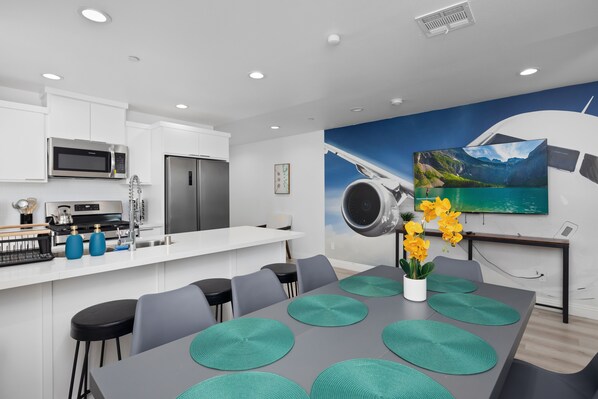 Dinning Table with table matts