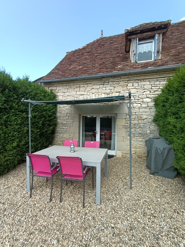 Terrasse privée avec salon de jardin et barbecue - vue sur la vallée