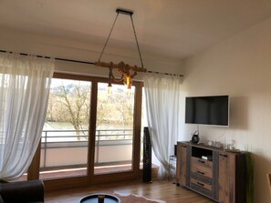 Wohnbereich mit Zugang zum privaten Balkon.