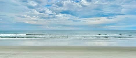 Our unit is directly facing the ocean! View standing on the balcony.