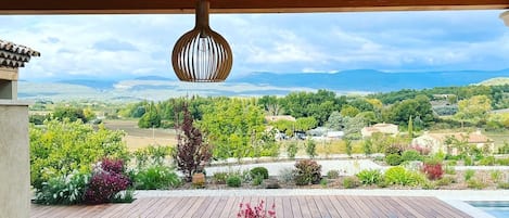 Terrasse avec la vue sur les Monts du Vaucluse