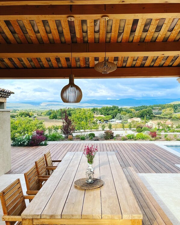 Terrasse avec la vue sur les Monts du Vaucluse