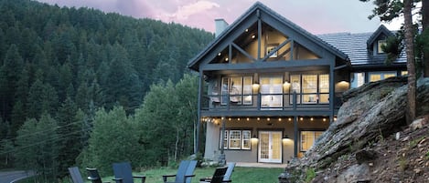 Welcome to Stone Peak Lodge! A magical mountain retreat just 40 mins from Denver