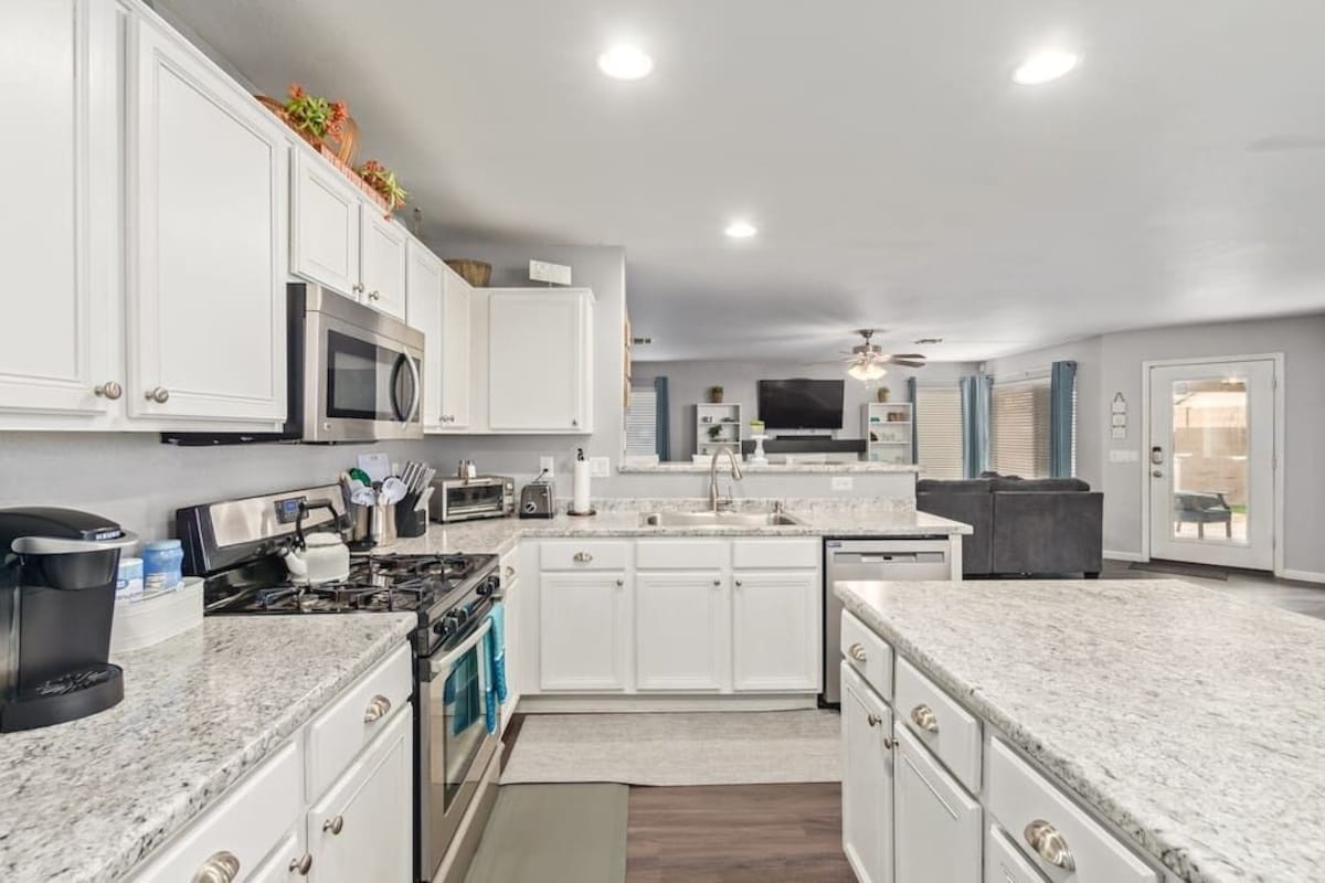 East Mesa home sleeps 6 close to hwys Legacy Sports