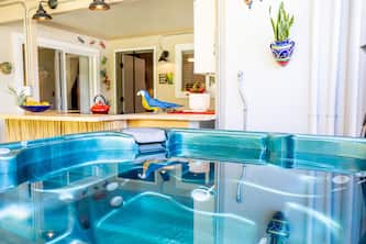 Rivendell Oasis-Peaceful garden setting with private hot tub close to waterfalls