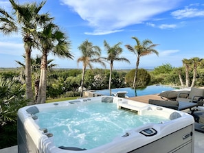 Outdoor spa tub