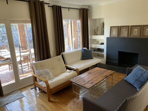 The Travelers Room has 55" TV, Queen sofa, and 2 futons for younger guests.