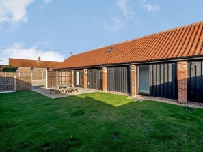 Fully enclosed dog friendly garden with furnished patio and lawn 