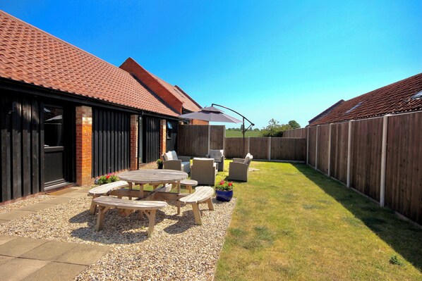 Fully enclosed furnished garden