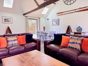 Open plan living and dining for 6 