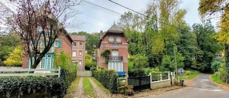 villa du fond, avec parking sur la droite de la photo