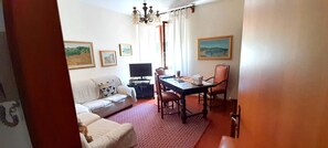 Living room with sofa and smart monitor (Netflix, youtube..NO RAI)

