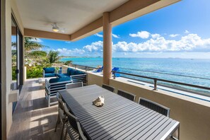 Table for 6 and lounge seating.